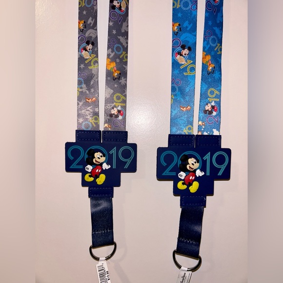 2 Disney Parks 2019 Mickey Mouse Friends Gray/Blue Reversible Pin Lanyard, NWT. - Picture 1 of 3